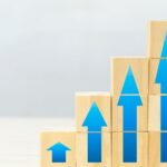 **Meta descripción:** Conoce las mejores estrategias de IA para aumentar tus ventas, optimizar el marketing online, automatizar procesos y mejorar la captación de clientes en tu pyme. **Texto alternativo (alt text) para imagen principal:** Profesional analizando estrategias de IA para aumentar ventas mediante automatización, marketing digital y captación inteligente de clientes en una pyme.